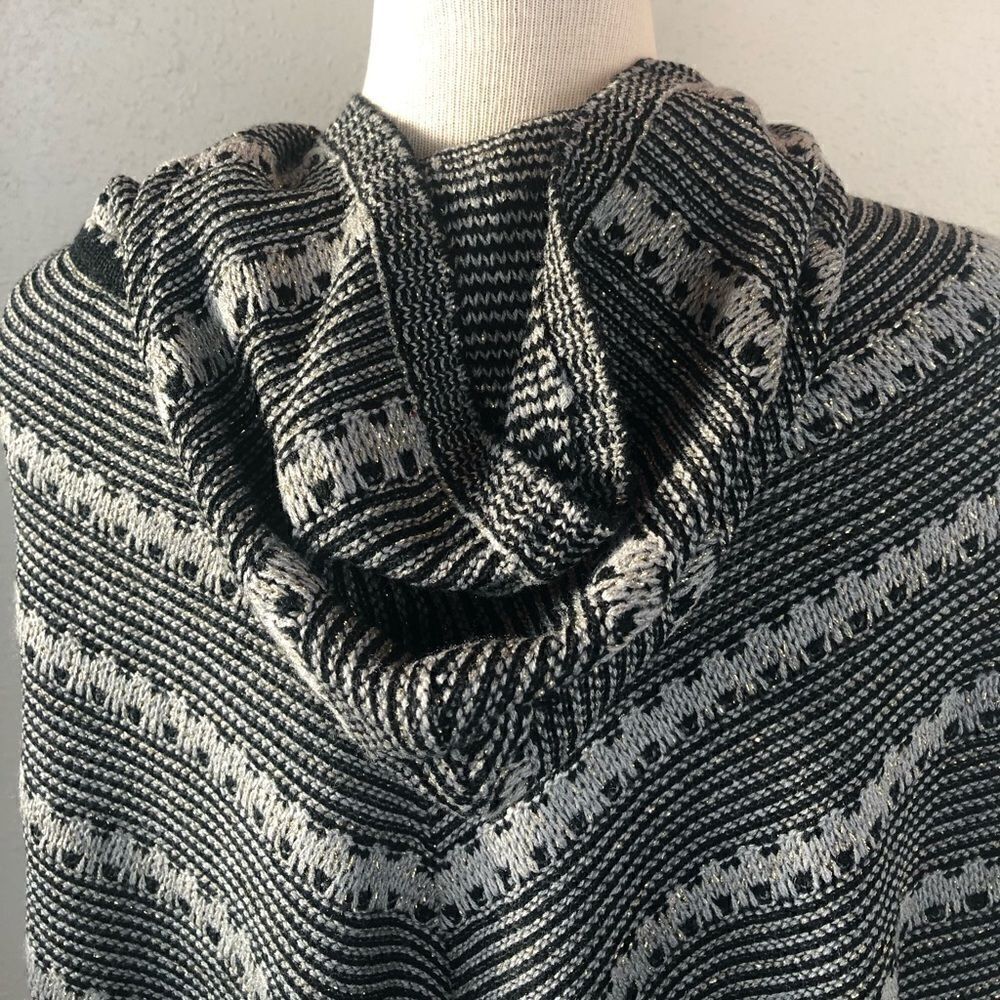 NWT BCBG MaxAria Hooded Poncho Size S/M - Picture 7 of 11